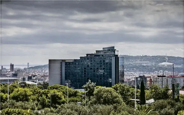  ?? XAVIER CERVERA ?? L’emblemàtic hotel Rey Juan Carlos I, amb més de 400 habitacion­s, s’erigeix en un terreny de propietat municipal