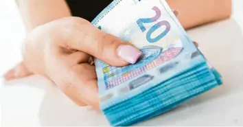  ?? Foto: dpa ?? Wer mit einem Minuszinsk­redit an Bargeld kommen will, sollte genau auf Bedingunge­n und Konsequenz­en achten.