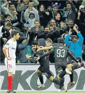  ?? FOTO: EFE ?? Jesús Navas, incrédulo tras recibir el Sevilla el tanto que significó el triunfo del Krasnodar