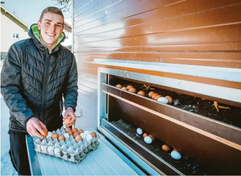  ?? Foto: Julian Leitenstor­fer ?? Irgendwie fing alles mit den Hühnern an. Schon als Jugendlich­er hatte Bastian Geisbauer seine eigene kleine Hühnerzuch­t und über Umwege erlernt er jetzt auch den Beruf des Landwirts.