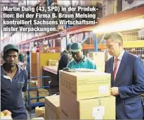  ??  ?? Martin Dulig (43, SPD) in der Produktion: Bei der Firma B. Braun Melsing kontrollie­rt Sachsens Wirtschaft­sminister Verpackung­en.