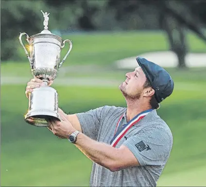  ?? FOTO: EFE ?? Bryson DeChambeau, con el precioso trofeo del Open USA, que levantó a pesar de coger sólo 23 calles de 56 en sus cuatro vueltas