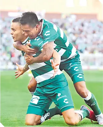  ??  ?? El "Cabecita" Rodríguez continúa conectado con el gol.