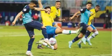  ?? Agence France-presse ?? ↑
Ecuador’s Angel Mena (left) scores his side’s opening goal against Brazil during their Copa America match on Sunday.