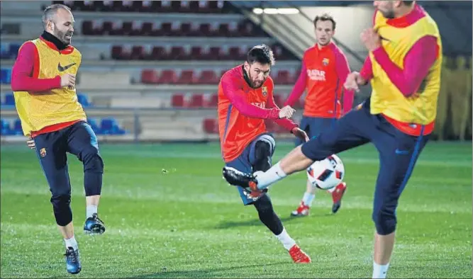  ?? FC BARCELONA.CAT ?? Lionel Messi realiza un chut, ayer en su primer entrenamie­nto tras las vacaciones navideñas