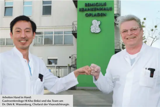  ?? ?? Arbeiten Hand in Hand: Gastroente­rologe Hi Kha (links) und das Team um Dr. Dirk R. Wassenberg, Chefarzt der Viszeralch­irurgie.