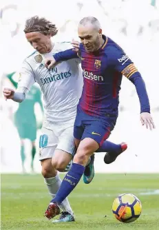  ?? FOTO: IMAGO ?? Typisch für das Spiel: Andres Iniesta vom FC Barcelona ist schneller am Ball als der Konkurrent Luka Modric (Real Madrid). Barca gewann in Madrid 3:0.