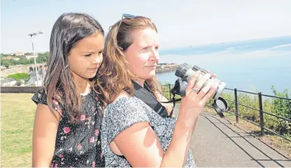  ?? Picture: George McLuskie. ?? Sam Tedcastle looks out from the paths above Kinghorn beach with daughter Hannah, 7.