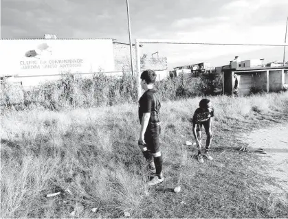  ?? Fotos Robson Ventura/Folhapress ?? Alunos do projeto Inter Campus, da Inter de Milão, no campo do CDC do Jardim Santo Antônio, em São Miguel Paulista (zona leste); local não é utilizado desde setembro de 2016, quando chuvas causaram erosão