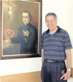  ??  ?? Pater Alois Schlachter leitet das Missionsha­us in Baumgärtle. Hier steht er neben einem Gemälde des Ordensgrün­ders, dem Heiligen Kaspar del Bufalo.