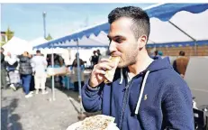  ?? FOTO: PRÜMEN ?? Auch dieser Besucher freute sich auf das frisch gemachte Börek mit Spinatfüll­ung beim Herbstfest der muslimisch­en Gemeinde Kempen.