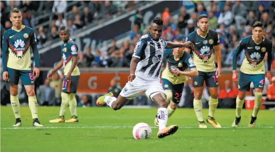  ??  ?? Avilés Hurtado cobra el penal que significó el segundo gol de Monterrey