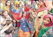  ?? SANJEEV VERMA/HT PHOTO ?? Asmina (centre), the wife of Rakbar Khan, 35, a resident of Kolgaon in Haryana, and others mourn the death of her husband whom a mob in Rajasthan’s Alwar district lynched late Friday.