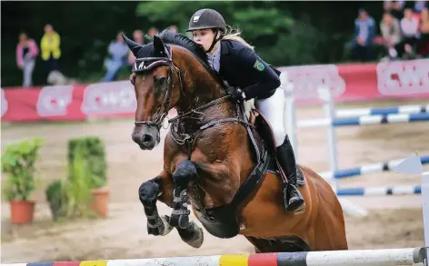  ?? RP-FOTO: DIETRICH JANICKI ?? Theresa Dietz stellte mit ihrem Pferd im entscheide­nden Umlauf die notwendige Nervenstär­ke unter Beweis.