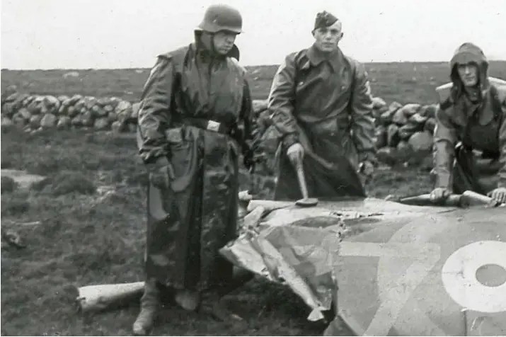 ?? FRA TOR ØDEMOTLAND­S BILDESAMLI­NG. ?? Tyske soldater hugger ut en suvenir fra et britisk Hudson-fly som ble skutt ned på Varhaug 31. oktober 1940. Alle om bord omkom.