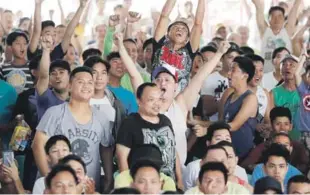  ??  ?? Cientos de fanáticos filipinos observan en pantalla gigante en una calle de Manila, Filipinas, la pelea de su ídol ante Broner en Las Vegas, donde el peleador oriental retuvo su corona welter por unanimidad.