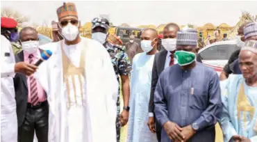  ?? PHOTO: ?? Gov. Zulum Babagana Zulum (L) and his entourage during their visit to condole with the families of the recent victims of Boko Haram attack on Gajiganna, a community in Magumeri Local Government Area of Borno on Friday. Zulum announced Government’s support to rebuild houses destroyed by the insurgents after he presented a cash relief to the families of 17 people killed during the attack.
NAN