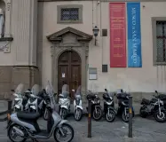  ??  ?? I motorini all’ingresso del museo A sinistra, Casciu e Tamassia davanti alla Annunciazi­one di Robert Campin arrivata dal Prado