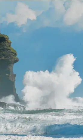  ?? Photo / Brett Phibbs ?? New research has found breaking waves hitting cliffs at just the right moment have the greatest effect on the coastline.