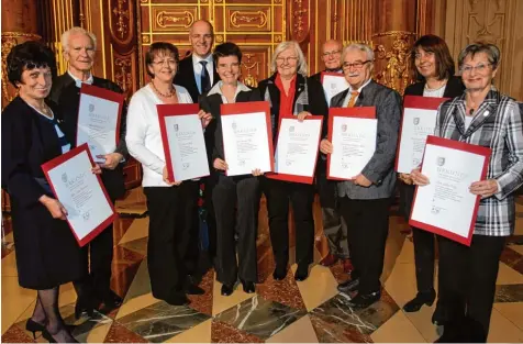  ?? Foto: Annette Zoepf ?? Die neun Preisträge­r mit dem Stadtoberh­aupt, von links: Anita Donderer, Helmut Seiler, Renate Flach, Oberbürger­meister Kurt Gribl, Ursula Mai, Roswitha Kugelmann, Nor bert Ammer, Helmut Maier, Jutta Koch Schramm und Gerda Krug.