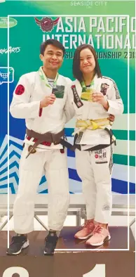  ?? CONTRIBUTE­D FOTOS ?? LEARNING JIU-JITSU. Althea Mondigo (right), 15, began training in martial arts when she was only 13 years old. Two years after, she is now a yellow belt with several medals to her name.