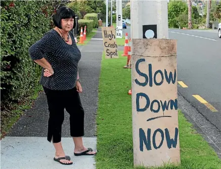  ?? ZIZI SPARKS/FAIRFAX NZ ?? ABOVE: Frustrated by council inaction, Torbay resident Karen Jackson has taken matters into her own hands, erecting three signs outside her home telling drivers to slow down. There have been 12 crashes outside or onto her property, at the corner of...