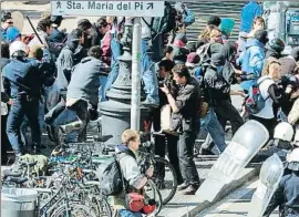  ?? MARC ARIAS /ARCHIVO ?? Eurocumbre 2002..Los manifestan­tes antiglobal­ización se enfrentaro­n a la policía