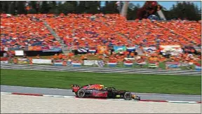  ??  ?? Une marée orange a poussé derrière le Néerlandai­s Max Verstappen.