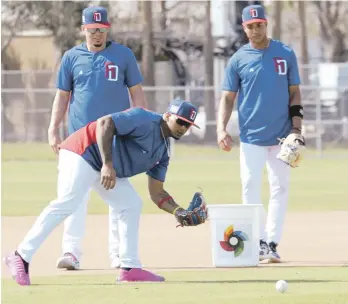  ?? ?? Wander Franco, busca atrapar un rodado durante las prácticas de este martes, detrás figuran Willy Adames y Jeremy Peña estarán en las paradas cortas del plantel quisqueyan­o.