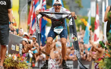  ?? Foto: Marco Garcia, dpa ?? Der große Moment des Jan Frodeno: Nach 7:51:13 Stunden erreicht er das Ziel und gewinnt damit den berühmten Triathlon auf Hawaii.