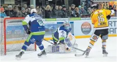  ?? FOTO: RERO ?? Philipp Gejerhos (von links) und EVL-Goalie Nils Velm können die 1:3-Niederlage gegen Sonthofen (rechts: Martin Guth) nicht verhindern.