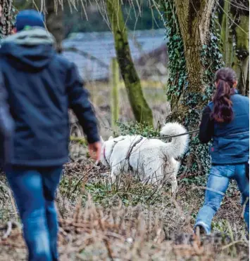  ?? Foto: Reichwein, imago ?? Die Polizei sucht unter anderem mit Hunden nach einer Spur des 19 jährigen Marcel H. Seit er seinen neunjährig­en Nachbarn ge tötet haben soll, ist er untergetau­cht.