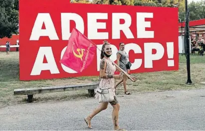  ?? WurPhoto / Getty ?? Militants a la festa anual del Partit Comunista Portuguès (PCP), a Seixal, el setembre del 2020