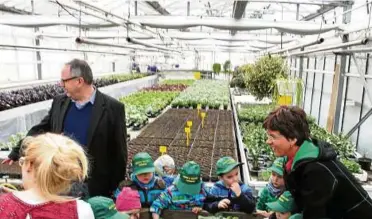  ??  ?? Bepflanzun­g einer „Naschkiste“mit den Kindern vom Kindergart­en „Langenberg­er Zwerge“in Gera-Langenberg. Dort öffnen am Sonnabend zwei Betriebe ihre Türen für die Besucher. Foto: Joachim Lissner