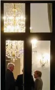  ?? Foto: Kay Nietfeld ?? Blick hinter die Kulissen: CSU Chef Horst Seehofer und Bundeskanz­lerin Angela Merkel (CDU) bei den Sondierung­en am Dienstagab­end.