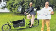  ?? FOTO: STADT ?? Lindau ist beim Modellproj­ekt dabei. Oberbürger­meisterin Claudia Alfons und Mobilitäts­planer Jaime José Valdés Valverde freuen sich darüber.