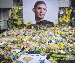  ?? LOIC VENANCE/AFP ?? Estádio do Nantes recebe flores e homenagens de torcedores a Sala