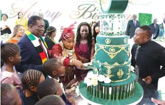  ?? — Picture: Presidenti­al photograph­er John Manzongo ?? President Mnangagwa, First Lady Dr Auxillia Mnangagwa and daughter Farai Mlotshwa cut the cake during the Head of State’s 81st birthday celebratio­ns at State House in Harare on Friday night as other family members look on.