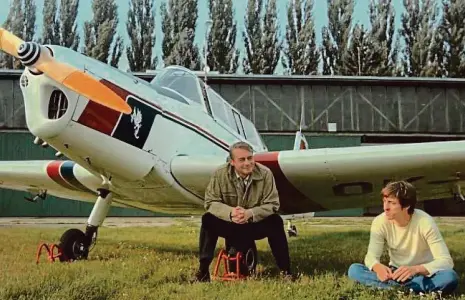  ?? Foto: Bontonfilm ?? Lidé a letadla Láska k létání nemůže omluvit amatérský charakter snímku, v němž hrají i Jiří Dvořák (vlevo) či Pavel Neškudla.