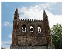  ??  ?? Le clocher-mur de l’église Saint-Pierre, bel exemple de « clochers-peigne » du Lauragais.