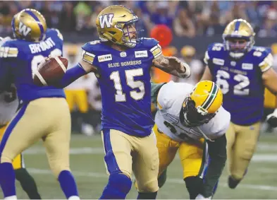  ?? KEVIN KING / POSTMEDIA NEWS FILES ?? Winnipeg Blue Bombers quarterbac­k Matt Nichols unloads the ball under pressure in CFL action against the
Edmonton Eskimos. The Bombers are undefeated so far this season and have scored 12 touchdowns.