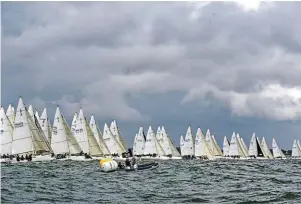  ?? | PHOTO : OUEST-FRANCE / THIERRY CREUX ?? Les voiliers réunis sous le ciel changeant : un tableau qui touche même les habitués : « Ces voiles, ces couleurs, la mer verte. Qu’est-ce que c’est beau ! »