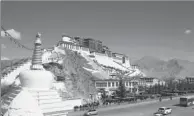  ?? XINHUA ?? People wait in line in front of the Potala Palace in Lhasa in the Tibet autonomous region on Wednesday.