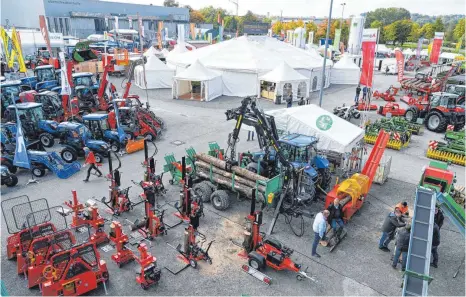  ?? FOTO: FELIX KÄSTLE ?? 80 Aussteller zeigen zurzeit auf der neuen Ravensburg­er Landwirtsc­haftsmesse Agraria ihre Produkte.