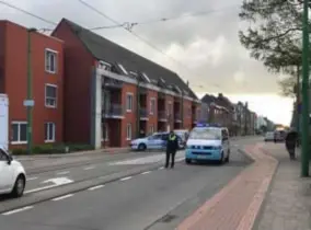  ??  ?? De politie liet de plek van het ongeval ‘bevriezen’, in afwachting van het parket. Voor het slachtoffe­r kwam alle hulp te laat.
FOTO BFM