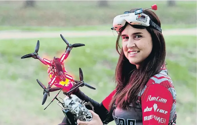 ?? PERE DURAN / NORD MEDIA ?? Isabel Vila, que compite con el equipo Kdroners, durante el pilotaje de un dron en Banyoles