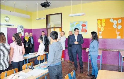  ??  ?? Zgrada Osnovne škole u Trnovitičk­om Popovcu u potpunosti je obnovljena, a stiže i novi namještaj
