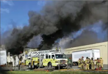  ?? JERRY BARAO (VIA AP) ?? Smoke pours out of the Verla Internatio­nal cosmetics factory in New Windsor on Monday.