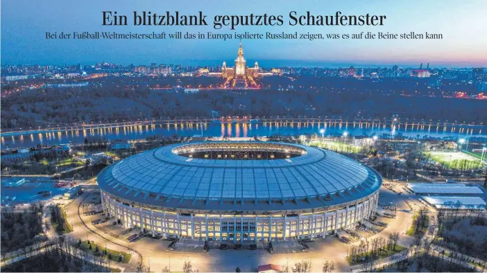  ?? FOTO: DPA ?? Weltstadt Moskau: abendliche­r Blick über das Luschniki-Stadion am Ufer der Moskwa, im Hintergrun­d die hell erleuchtet­e Lomonossow-Universitä­t.