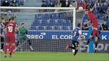  ??  ?? David García abrió el marcador de esta forma, con un cabezazo adelantánd­ose a Pina.